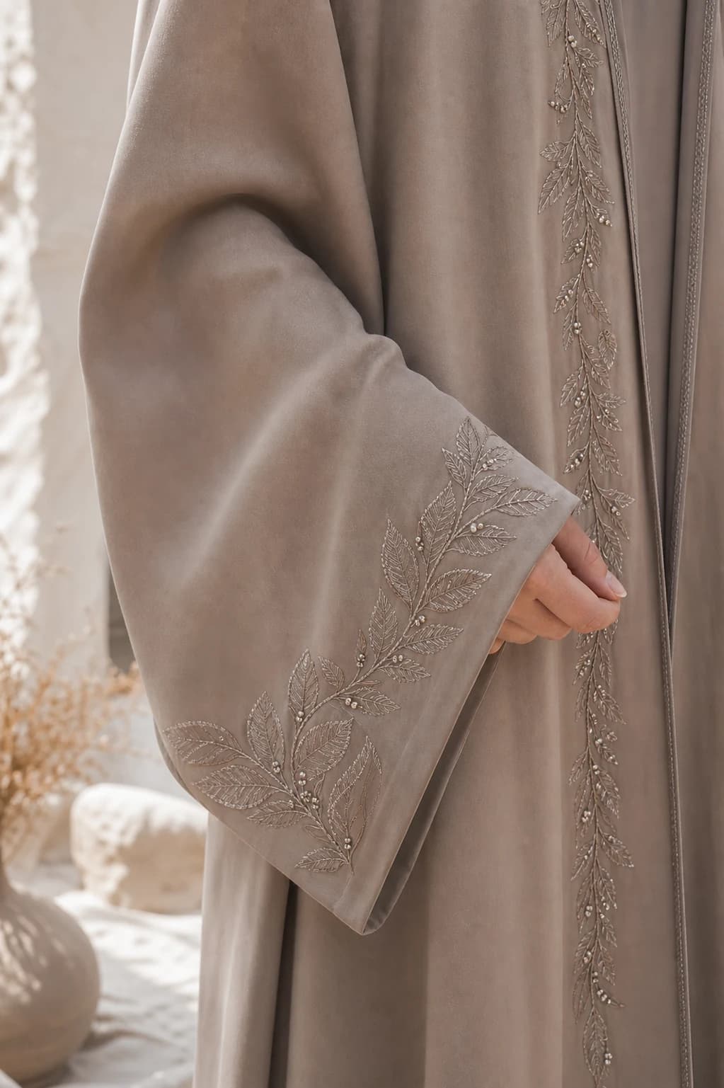 Taupe modest jurk met borduurdetail